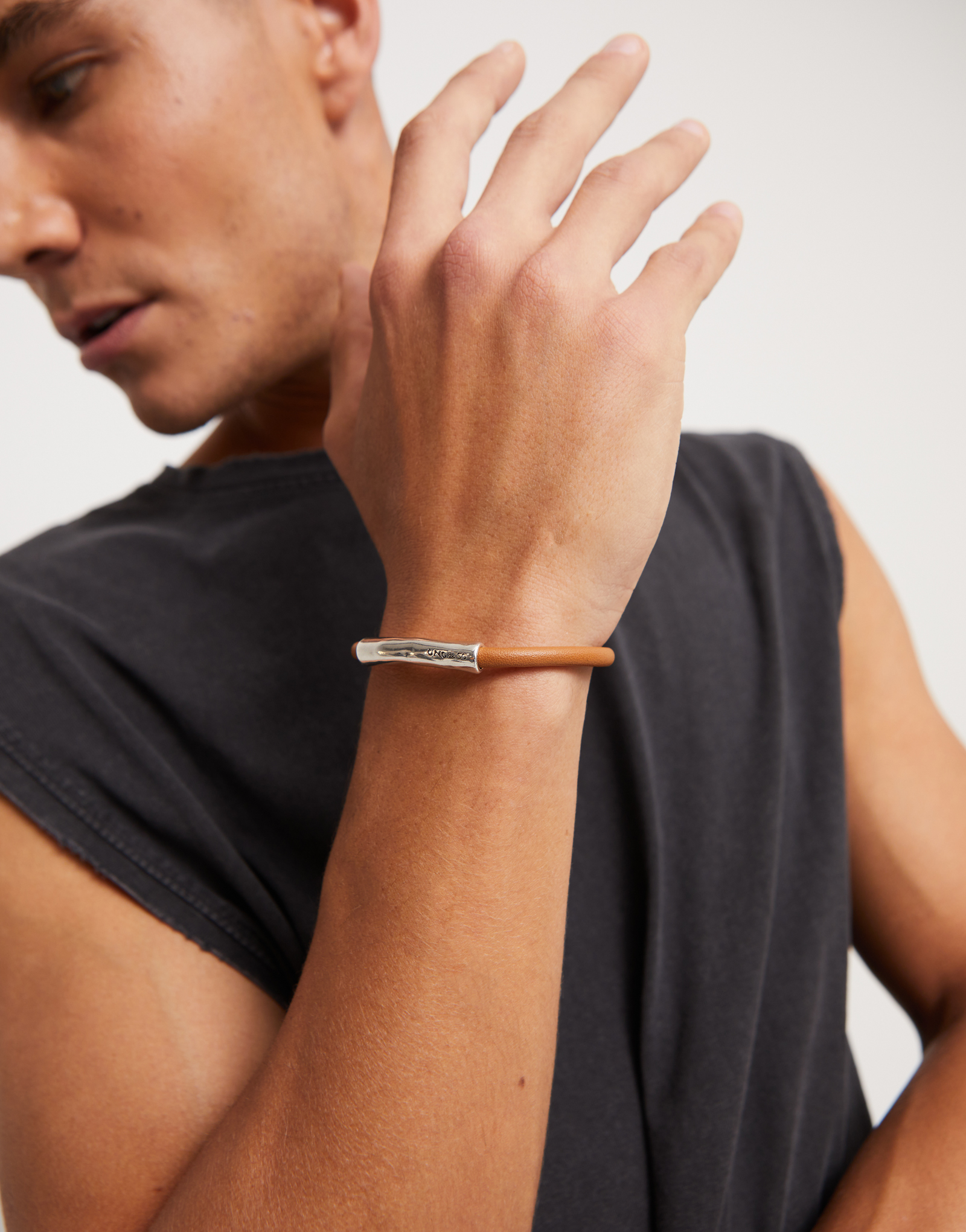 Pulsera de cuero camel con detalle central bañado en plata de ley, Plateado, large thumbnail